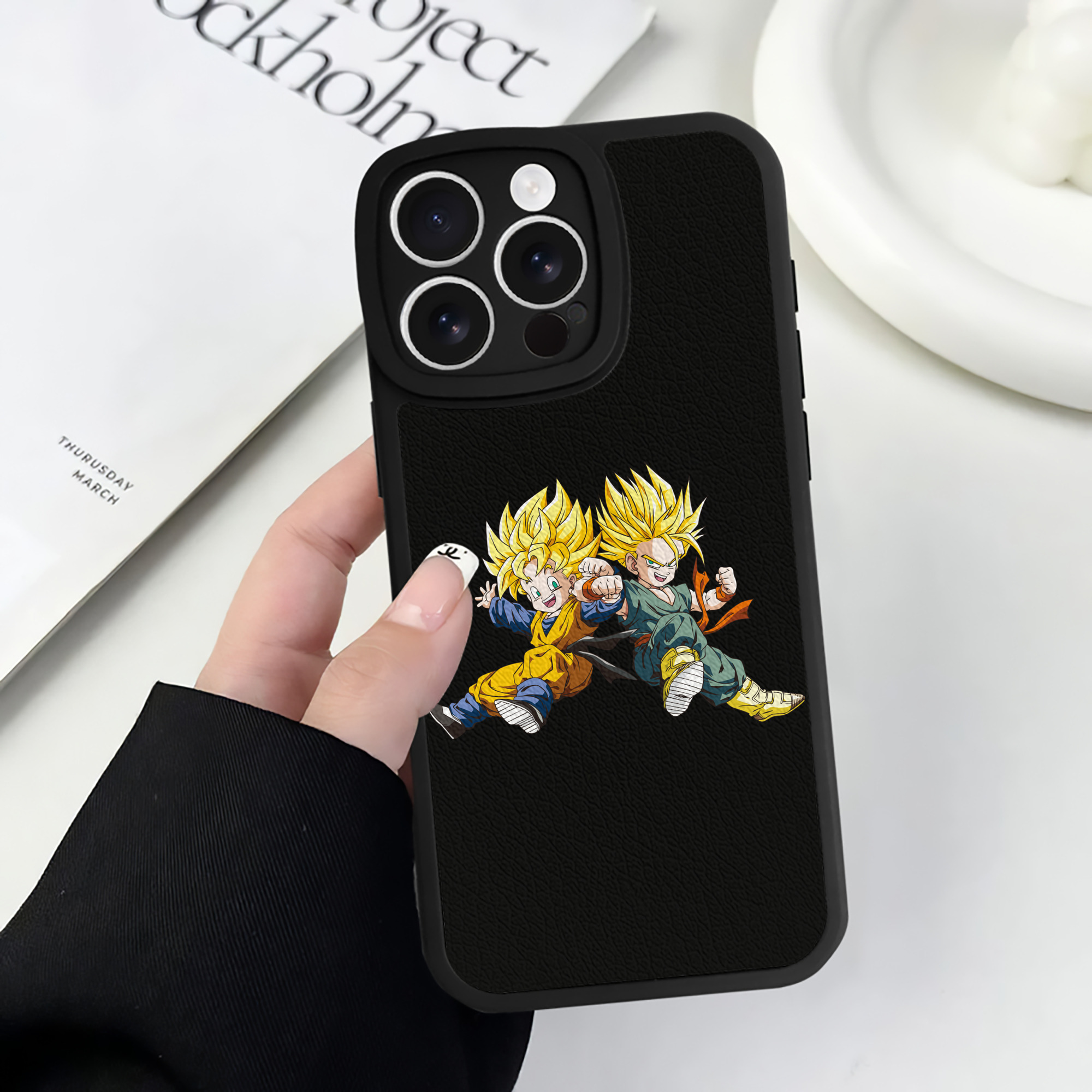 （画像用） ドラゴンボール 孫悟空（そん ごくう）Son Goku カカロット DRAGON BALL Kakarotto 【iPhone 16シリーズ対応】シリコンスマホケース（レザー調） 材質：シリコン